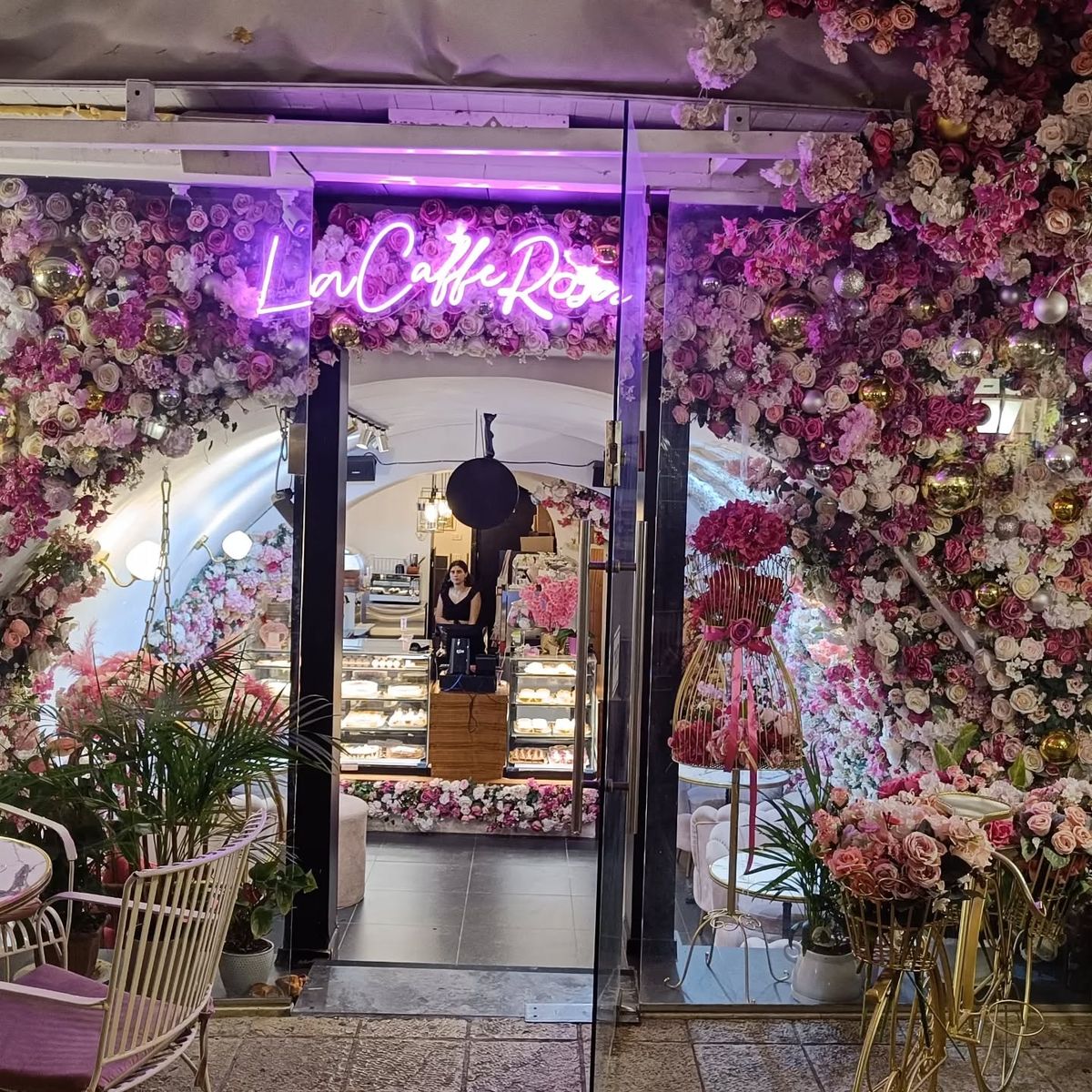 ממליץ בחום לבקר במקום. פשוט מקסים. השירות, הכלים, העוגות, הכל. 